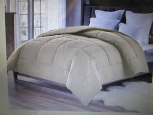 lot 138 image: Ultra-Plush Down Alternative Blanke...