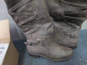 lot 147 image: Journee Collection Womens Carly Bo...