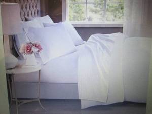 lot 201 image: Beautyrest 600 Thread Count Cooling...