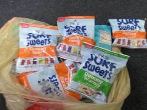lot 326 image: 12 Surf Sweets Gummy Bears...