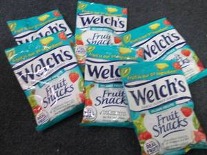 lot 345 image: 6- 5 oz Welchs Fruit Snacks...