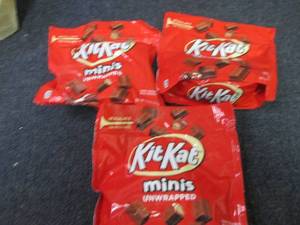 lot 361 image: 3- 7.6 oz Kit Kats Minis...