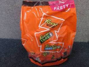 lot 384 image: 32.06 oz Assorted Snack Size Reese...