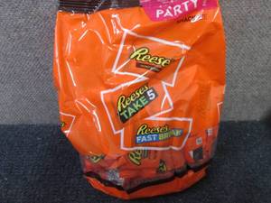 lot 385 image: 32.06 oz Assorted Snack Size Reese...