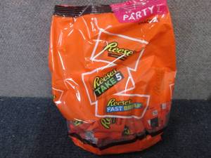 lot 387 image: 32.06 oz Assorted Snack Size Reese...
