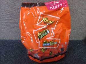 lot 388 image: 32.06 oz Assorted Snack Size Reese...