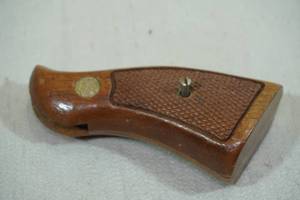lot 35 image: Smith & Wesson Wood Revolver Grip