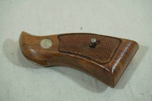 lot 36 image: Smith & Wesson Wood Revolver Grip