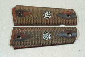 lot 38 image: Ruger Checkered Wood 1911 Style Pistol Grips