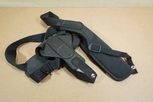 lot 100 image: Uncle Mikes Sidekick Shoulder Holster -Size 5