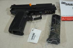 lot 1E image: NEW Sig Sauer SP2022 9mm Semi-Auto Pistol - 2 Magazines - Night Sights