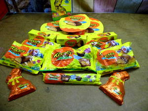 KK Variety lot of Easter misc. May contain (but not limited to items such as) many various easter items for decorating, easter egg hunts, filling baskets, and more, check out each picture for each lot for accurate description.