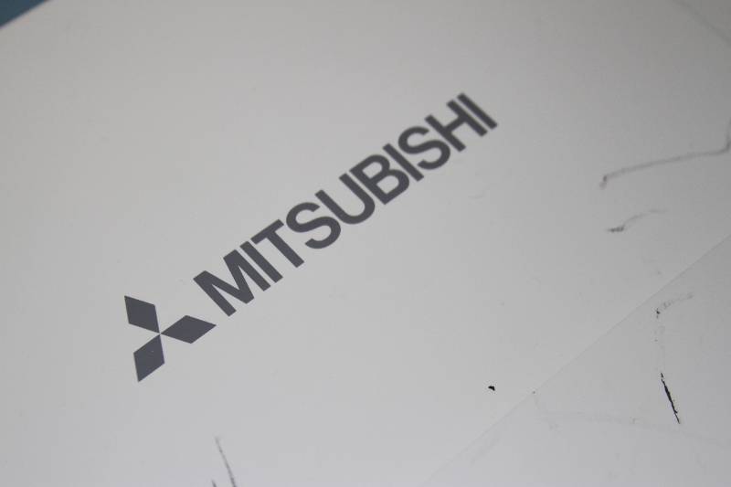 lot 136 image: Mitsubishi WL6700U 5000-Lumen 720P LCD Projector