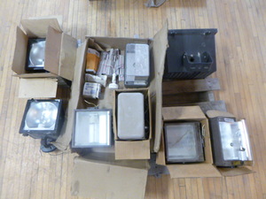 lot 11 image: 8 Outdoor Lights