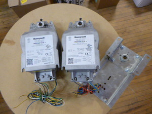 lot 72 image: 2 Honeywell Damper Actuators