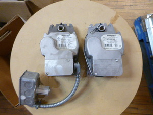 lot 81 image: 2 Honeywell Damper Actuators