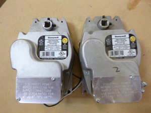 lot 82 image: 2 Honeywell Damper Actuators