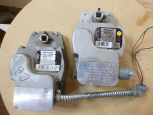 lot 83 image: 2 Honeywell Damper Actuators