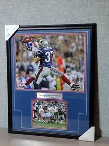 lot 10 image: Signed Authenticated Photos of Super Bowl XLII Champions New York Giants, Professionally Framed. 