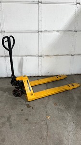 lot 50 image: U-Line Pallet Jack H-1043