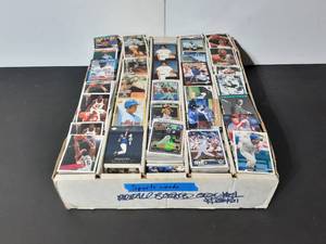 lot 325 image: Box of multi-sports trading cards