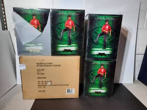 lot 391 image: (4) SEALED 1997 Upper Deck Tiger Woods Masters Figure Case