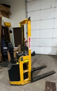 lot 3 image: Big Joe Electric Pallet Lift With Forward & Reverse