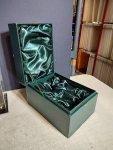 lot 515 image: All display cases on the shelf, various sizes