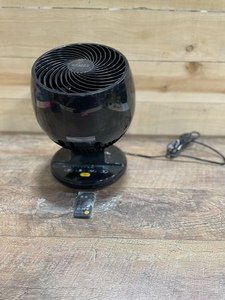 lot 7 image: IRIS USA WOOZOO Medium Remote Controlled Compact Oscillating Circulating Fan, Black - Used - RETAIL PRICE $46.53