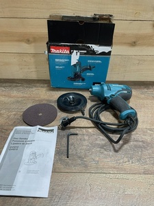 lot 20 image: Makita 4.2 Amp 5 in. Corded Lightweight Compact Disc Sander with Disc, Pad, and Side Handle - BRAND NEW - RETAIL PRICE $129.00