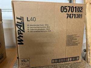 lot 16 image: 1 Case NEW WypAll PowerClean L40 Extra Absorbent Towels (05701), Quarterfold, White (56 SheetsPack, 18 PacksCase, 1,008 SheetsCase) -&nbspSpecially designed to absorb liquids, lubricants and oils