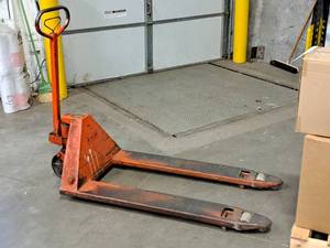 lot 4 image: Magum M55 5500-lbs 27 Hydraulic Pallet Jack 5000