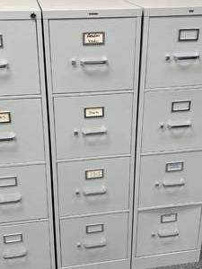 lot 81 image: Hon Metal File Cabinet 4-drawer