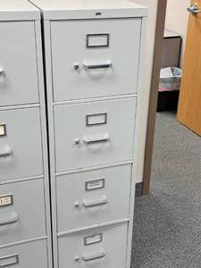 lot 82 image: Hon Metal File Cabinet 4-drawer