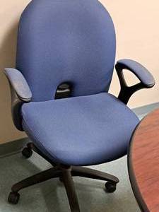 lot 96 image: Rolling Office Arm Chair