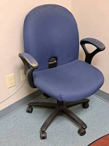 lot 97 image: Rolling Office Arm Chair