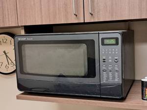 lot 100 image: 2006 Sharp Carousel Household 1100W Microwave Oven R-410LK