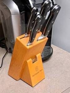 lot 103 image: Wolfgang Puck Knife Block Set with (4) Knives