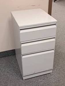lot 75 image: File Cabinet 3-drawer