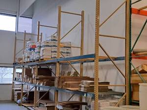 lot 28 image: Pallet Racking - 14 Uprights (x5), 8 Cross Beams (x16), 43x46 Grates (x8)