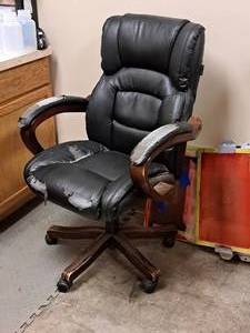 lot 136 image: Broyhill Rolling Executive Office Arm Chair