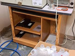 lot 137 image: Countertop w Rolling Wooden Shelf Workstation