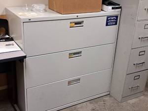 lot 146 image: Hon Metal Lateral File Cabinet 3-drawer