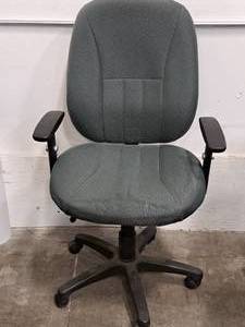 lot 158 image: Rolling Office Arm Chair