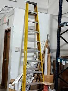 lot 177 image: Keller Model 870 Extra Heavy Duty Industrial 300-lbs 10 87 Series Fiberglass Step Ladder