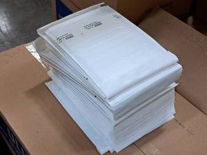 lot 224 image: Lot of (270) Uline #0 White Poly Bubble Mailers S-7543 10x6