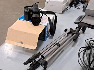 lot 271 image: Konica Minolta DiMage A2 Digital Camera with 28-200 Lens and Hood with Tripod