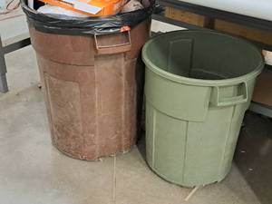lot 290 image: Lot of (2) Garbage Cans