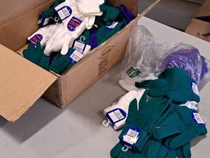 lot 982 image: Lot of (40) Stretch Sport Gloves