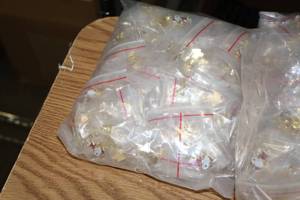 lot 3851 image: Lot of (1 Bag) Hockey Pins 300-count ( 300 total items )